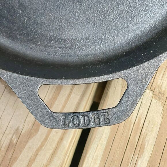 LODGE 8SK Cast Iron Skillet 10" Frying Pan Double-Handle Pour Spouts USA - Picture 6 of 7